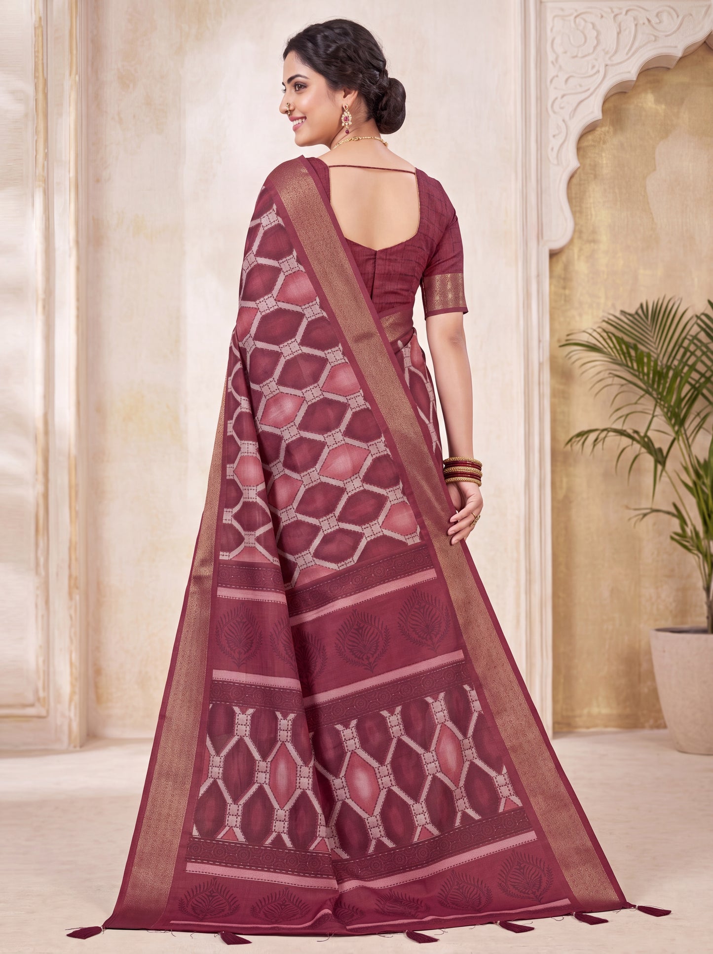 Dola Silk Saree with Geometric Diamond Print & Zari Border Blouse Piece