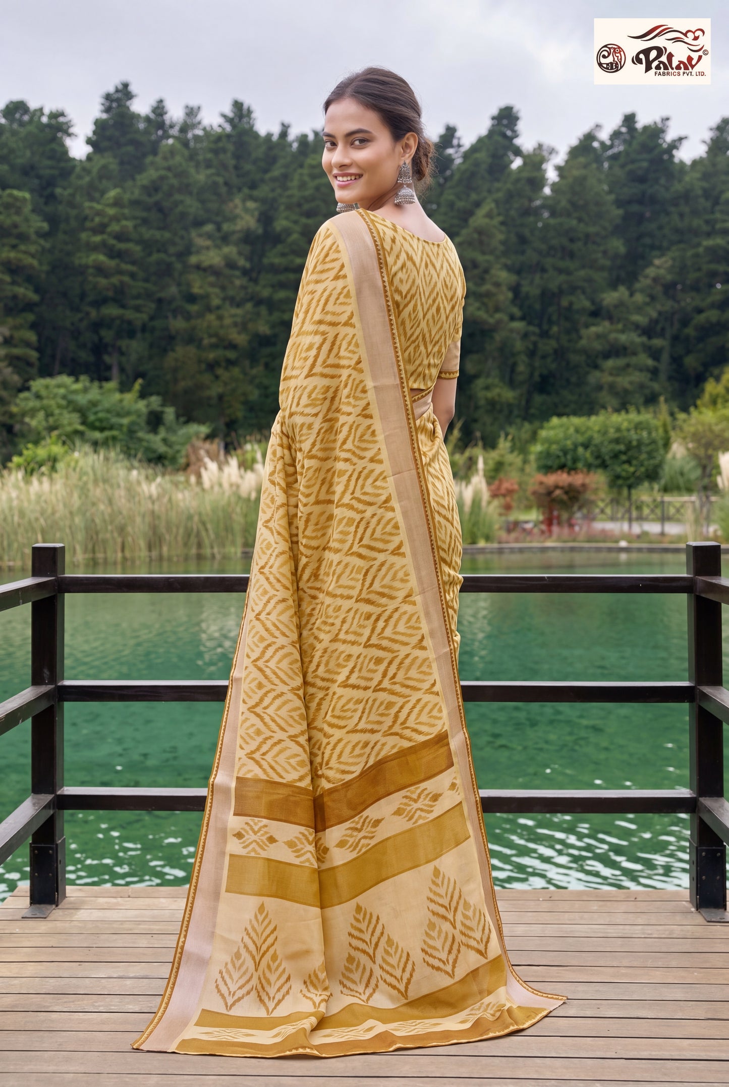 Elegant Silk Blend Saree with Traditional Woven Design